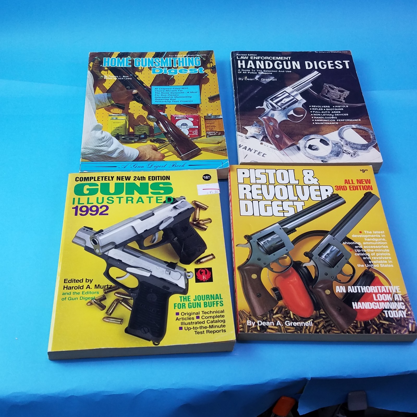 Lot of 4 gun digest long guns and handguns Guides Illustration