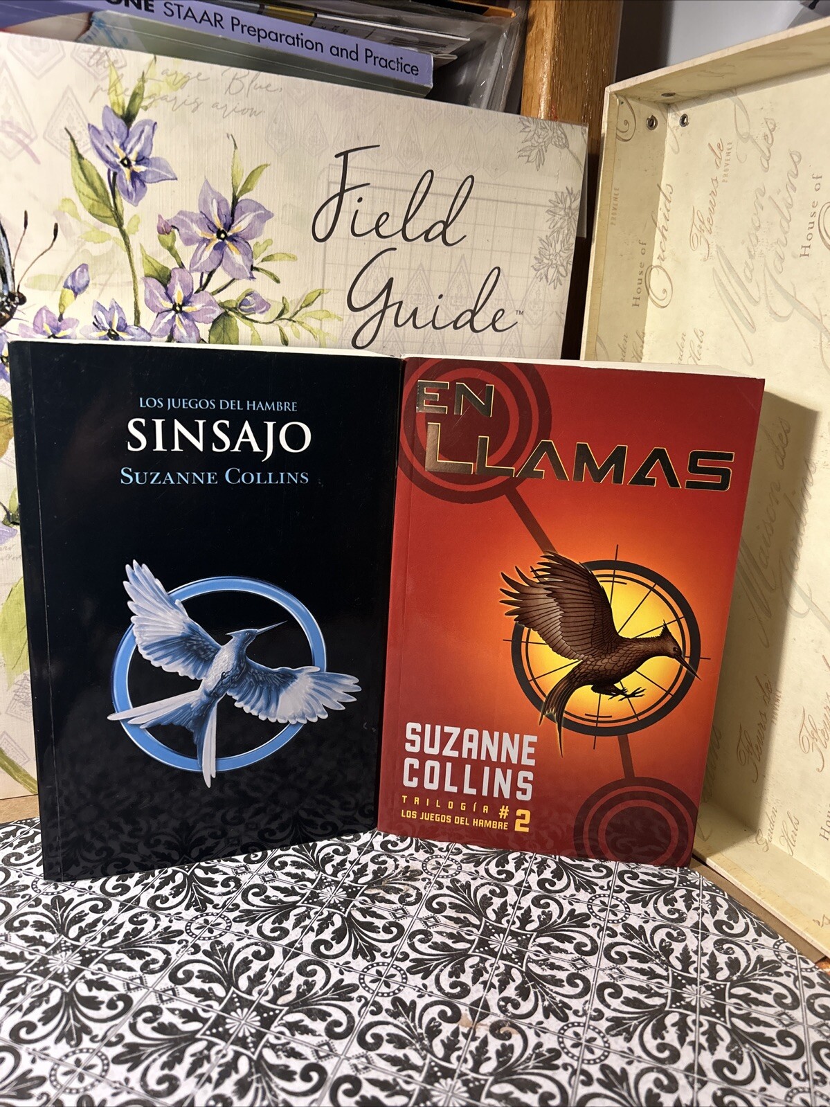 Sinsajo & En Llamas by Suzanne Collins Paperback Set 2 Books Spanish Edition