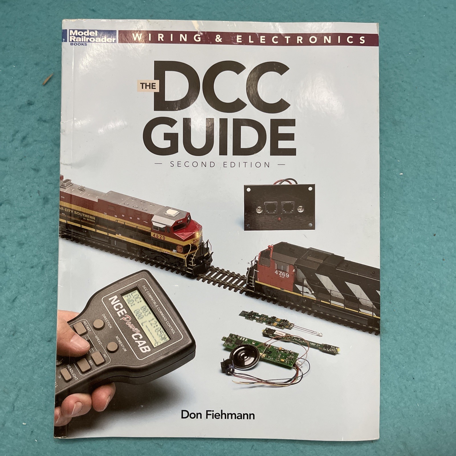 The DCC Guide (Model Railroader Books: Wiring & Electronics) Second Edition
