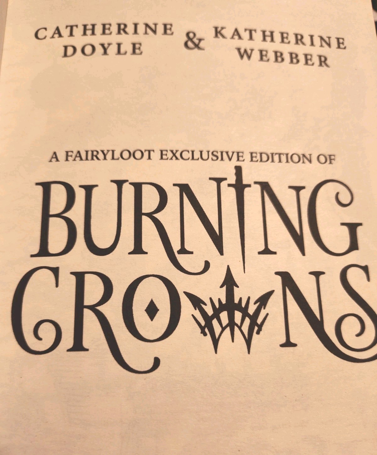 Fairyloot Exclusive Edition – BURNING CROWNS – Sprayed Castle Edge – Hardcover