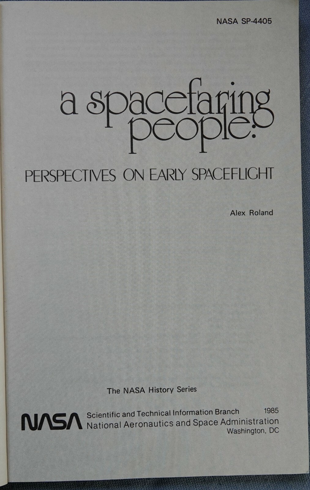 A SPACEFARING PEOPLE: PERSPECTIVES ON EARLY SPACEFLIGHT BY ALEX ROLAND 1985 SC