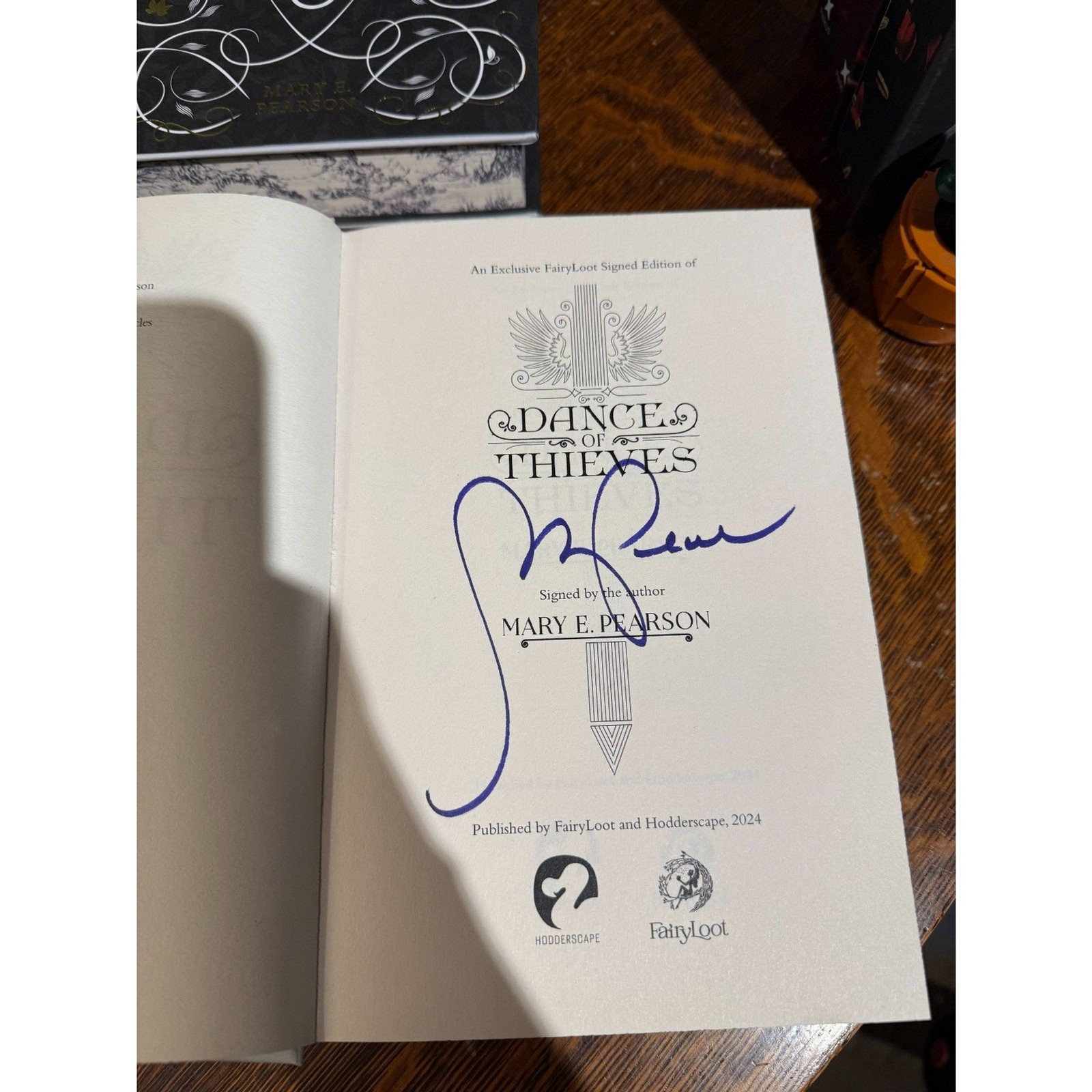 The Remnant Chronicles + Dance of Thieves Fairyloot Signed by Mary E. Pearson
