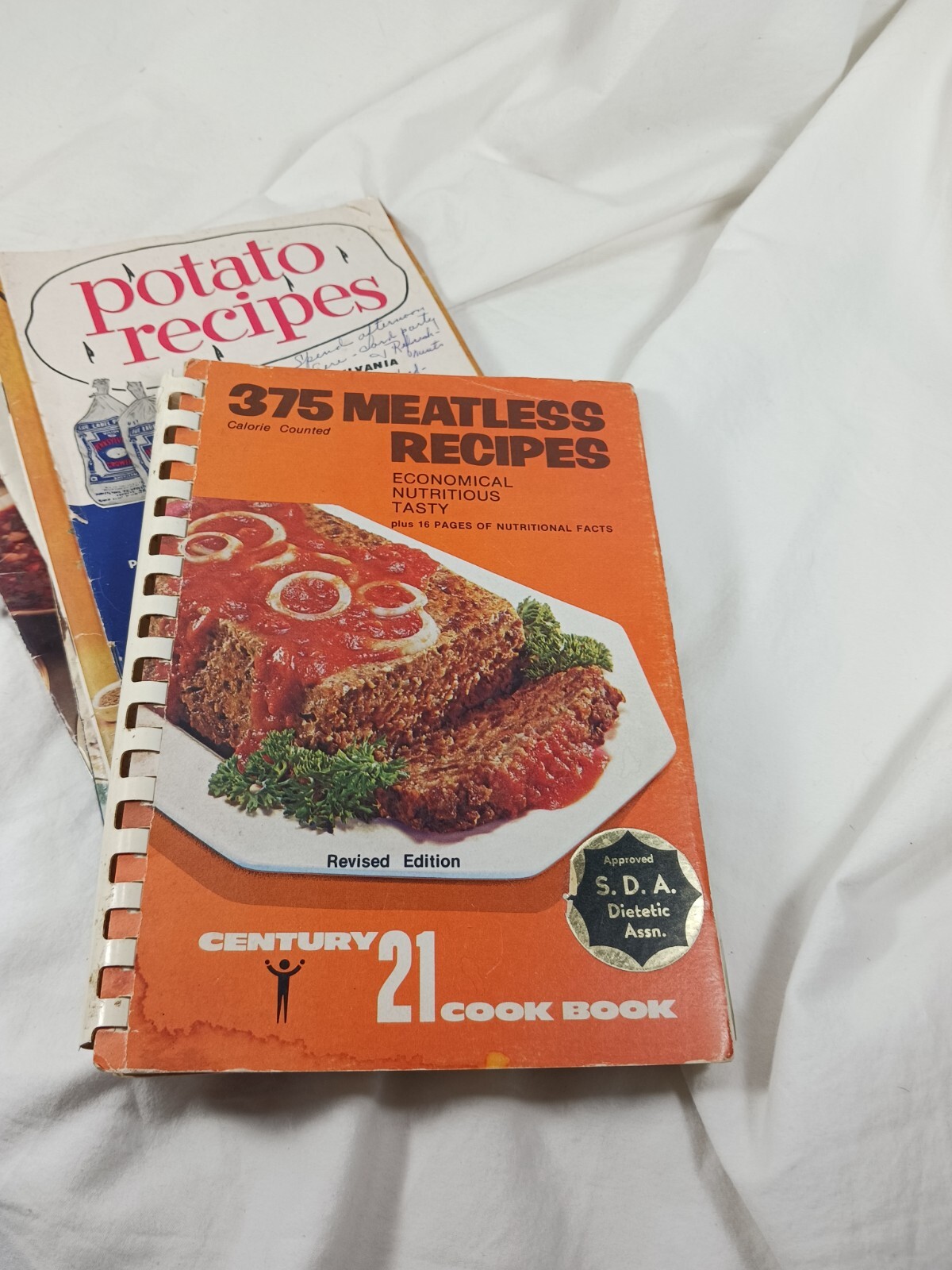VTG Cookbook Century 21 SDA Diet. Asn. 375 Meatless Recipes Ethel R. Nelson 1974