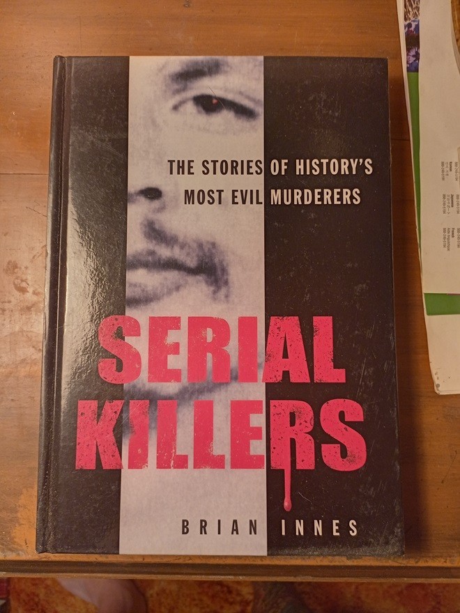 Serial Killers: The Stories of Historys 50 Evilest Murderers – VERY GOOD