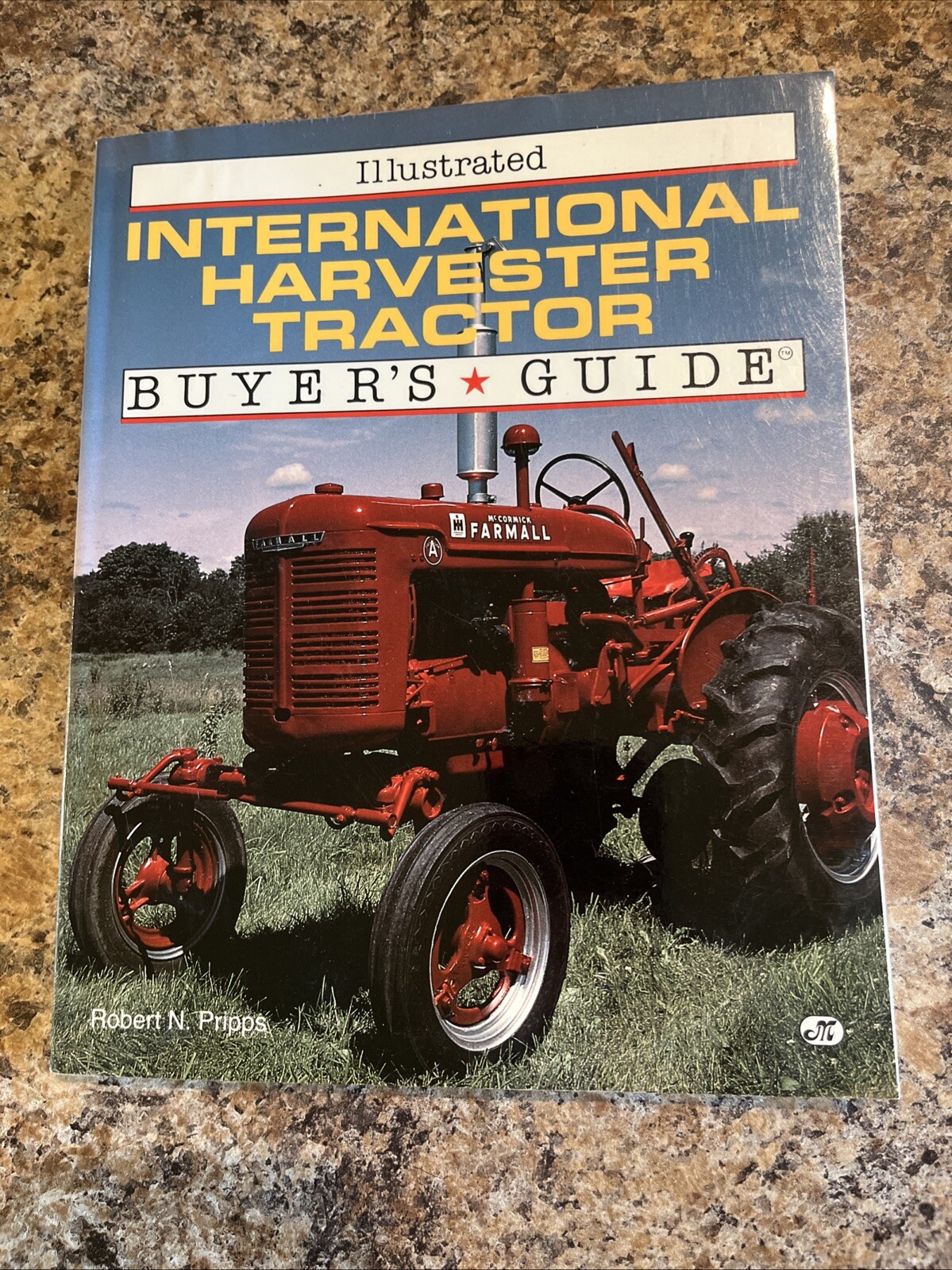 Illustrated International Harvester Tractor: Buyer’s Guide by Pripps, Robert N.
