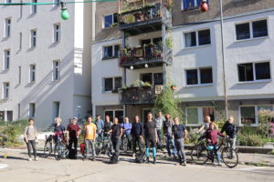Einige Menschen vom Ini-Netzwerk vor dem Gebäude des Hausprojekts Magda in Lichtenberg